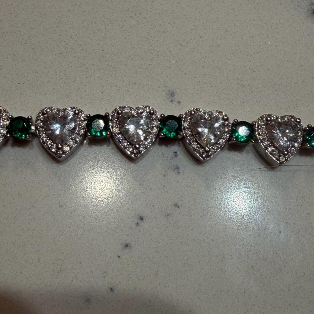 NWOT Oomiay bezel heart tennis bracelet with white/green crystals